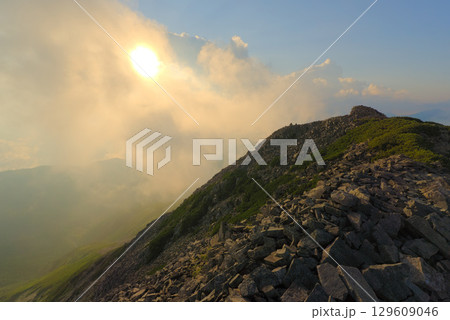 北アルプス、笠ヶ岳の夕照 129609046