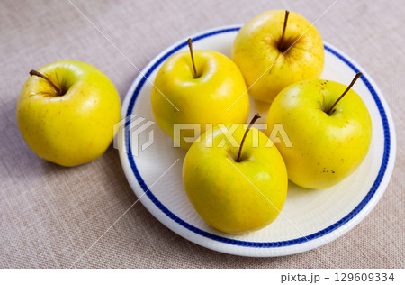 Juicy apple fruits served to table 129609334