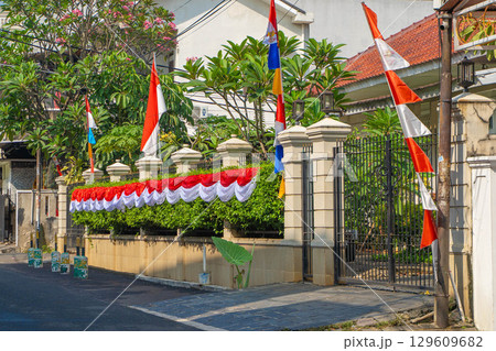 インドネシア独立記念日(8月17日)の装飾が施された住宅の外観 129609682