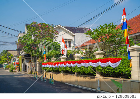 インドネシア独立記念日(8月17日)の装飾が施された住宅の外観 129609683