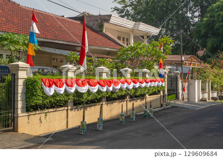 インドネシア独立記念日(8月17日)の装飾が施された住宅の外観 インドネシア独立記念日(8月17日)の装飾が施された住宅の外観 129609684