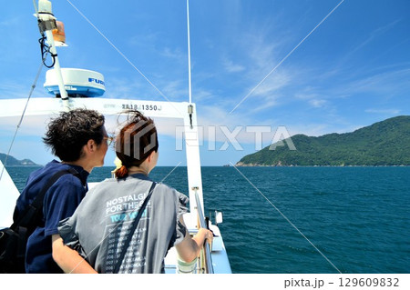 遊覧船から海を眺めるカップル 129609832