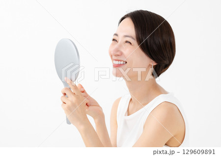 鏡を見るミドル女性 129609891