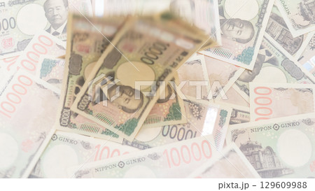 たくさんの一万円札 129609988
