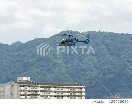 八尾空港を飛び立つ大阪府警航空隊のヘリコプター「ちはや」 129610052