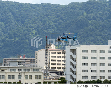 八尾空港を飛び立つ大阪府警航空隊のヘリコプター「ちはや」 八尾空港を飛び立つ大阪府警航空隊のヘリコプター「ちはや」 129610053