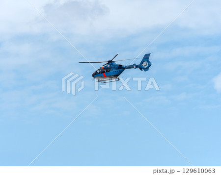 八尾空港を飛び立つ大阪府警航空隊のヘリコプター「つばさ」 129610063