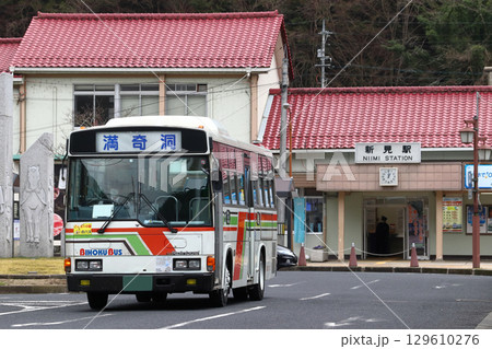 新見駅前を行く備北バス(岡山県新見市内/北部地区) 新見駅前を行く備北バス(岡山県新見市内/北部地区) 129610276