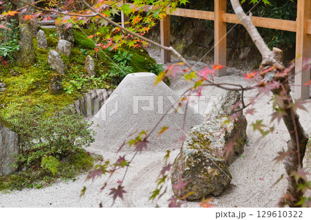 大原　宝泉院　宝楽園と美しい紅葉（京都府京都市左京区）　 129610322