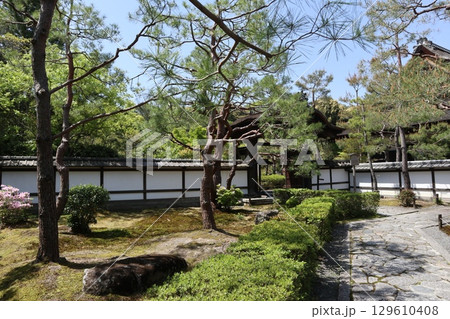 歴史あふれる京都南禅寺の初夏の風景 129610408