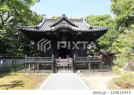 歴史あふれる京都南禅寺の初夏の風景 129610433