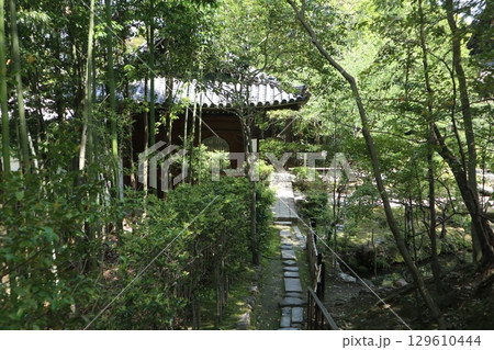 歴史あふれる京都南禅寺の初夏の風景 129610444