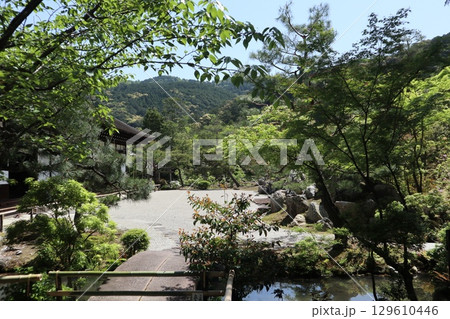 歴史あふれる京都南禅寺の初夏の風景 129610446