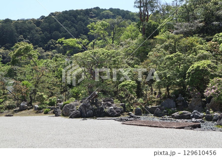 歴史あふれる京都南禅寺の初夏の風景 129610456