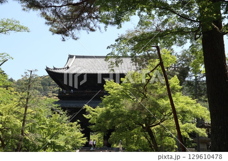 歴史あふれる京都南禅寺の初夏の風景 129610478