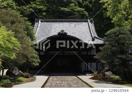 歴史あふれる京都南禅寺の初夏の風景 129610564