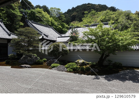 歴史あふれる京都南禅寺の初夏の風景 歴史あふれる京都南禅寺の初夏の風景 129610579