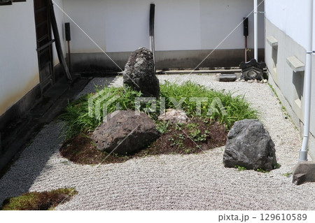 歴史あふれる京都南禅寺の初夏の風景 歴史あふれる京都南禅寺の初夏の風景 129610589