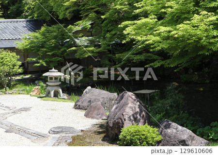 歴史あふれる京都南禅寺の初夏の風景 歴史あふれる京都南禅寺の初夏の風景 129610606
