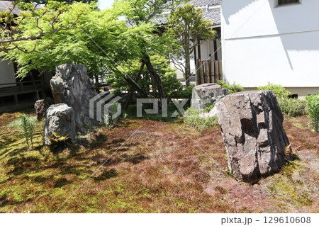 歴史あふれる京都南禅寺の初夏の風景 歴史あふれる京都南禅寺の初夏の風景 129610608
