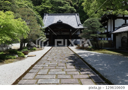 歴史あふれる京都南禅寺の初夏の風景 歴史あふれる京都南禅寺の初夏の風景 129610609