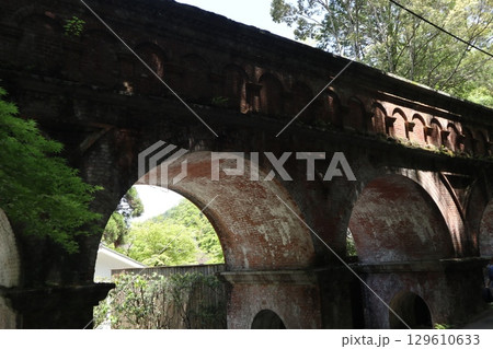 歴史あふれる京都南禅寺の初夏の風景 129610633