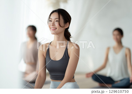 グループヨガで瞑想してリフレッシュする若い日本人 グループヨガで瞑想してリフレッシュする若い日本人 129610750