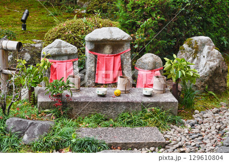 大原　宝泉院の石仏と散りもみじ（京都府京都市左京区） 129610804