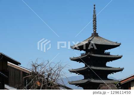 冬晴れの八坂の塔 冬晴れの八坂の塔 129611450