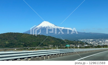 日本人だけでなく外国人にも有名な観光地で世界自然遺産でもあり、日本一高い山である富士山 129611569