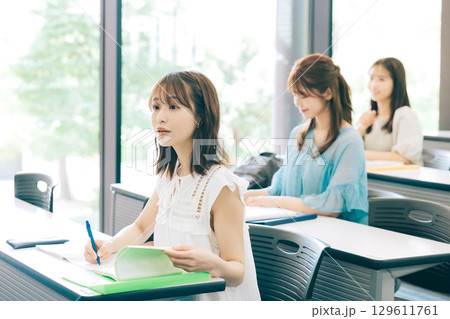 授業中の大学生 129611761