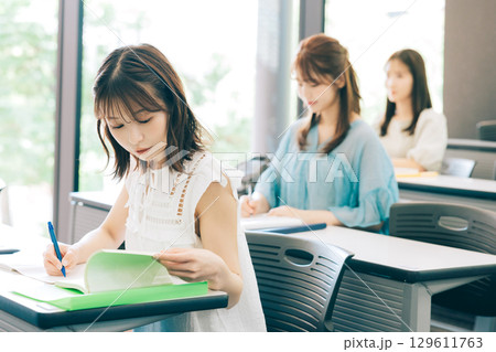 授業中の大学生 授業中の大学生 129611763