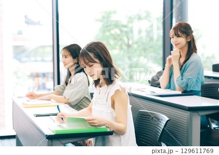 授業中の大学生 授業中の大学生 129611769