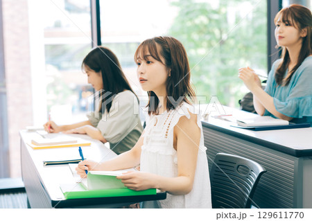 授業中の大学生 129611770