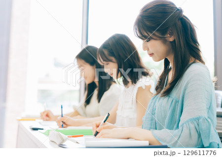授業中の大学生 129611776