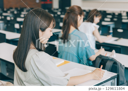 授業中の大学生 129611804