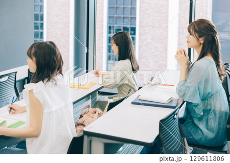 授業中の大学生 授業中の大学生 129611806