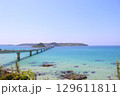 青い空と青い海に挟まれた角島大橋 129611811