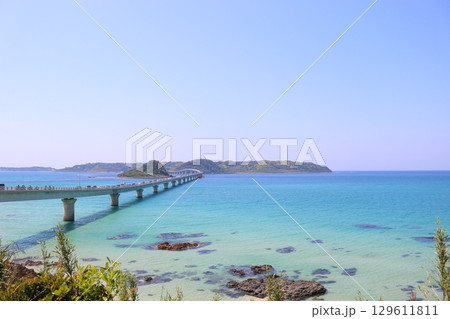 青い空と青い海に挟まれた角島大橋 129611811