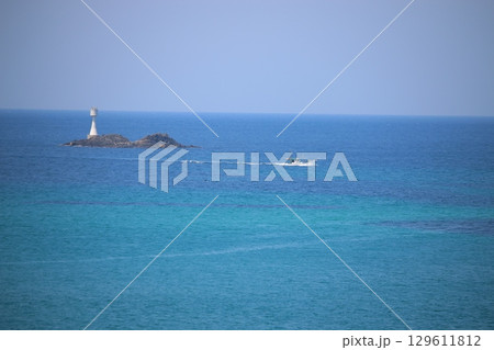 穏やかな海を航行する小型船 129611812