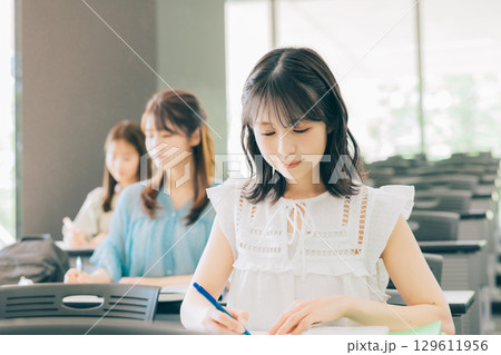 授業中の大学生 129611956