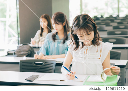 授業中の大学生 授業中の大学生 129611960