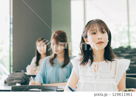 授業中の大学生 授業中の大学生 129611961