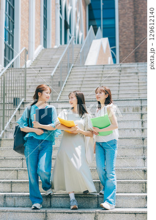 キャンパスを歩く3人の大学生 キャンパスを歩く3人の大学生 129612140