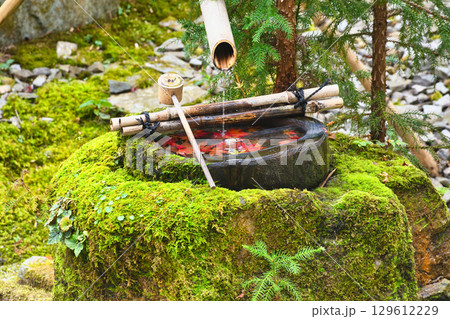 大原 宝泉院 宝楽園の美しい手水鉢(京都府京都市左京区) 大原 宝泉院 宝楽園の美しい手水鉢(京都府京都市左京区) 129612229