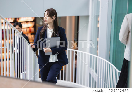 ビジネスウーマン ビジネスウーマン 129612429