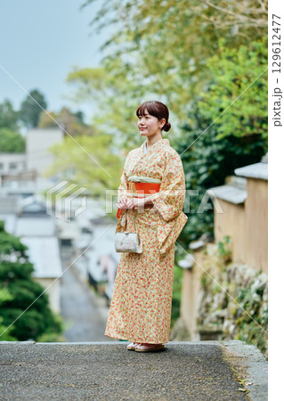武家屋敷群を散策する着物姿の女性 武家屋敷群を散策する着物姿の女性 129612477