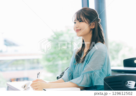 授業中の大学生 129612502