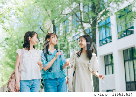 キャンパスを歩く3人の大学生 129612614