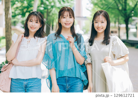 3人の若い女性 129612721